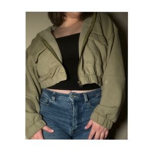 Olive green hoodie zip up🧥🌳

Size small💲

Good condition, cute and comfy